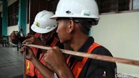 Pemasangan penyaring udara di SDN Cilincing 04 Pagi tersebut dilakukan oleh para siswa SMK Negeri 4 Jakarta jurusan pembangunan yang sedang dalam praktik kerja lapangan.