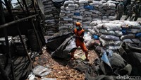 Pemerinta Kota Jakarta Utara membongkar 23 rumah industri pembakaran arang dan dua rumah industri peleburan aluminuim yang beroperasi di kawasan tersebut.