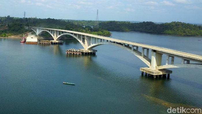 Penajam yang telah ditetapkan sebagai calon pengganti ibu kota ternyata memiliki jembatan dengan panorama yang indah berikut potretnya dari ketinggian.