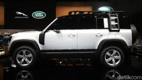 Mengikuti tren terkini, Land Rover Defender juga sudah menggunakan sistem elektrifikasi. Defender tersedia dalam pilihan mild-hybrid dan plug-in electric vehicle (PHEV). Mesin bensin dan dieselnya tetap tersedia.