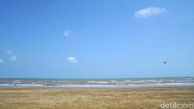 Nyantai di Pantai Tanjung Rumlai, Serasa Milik Pribadi!