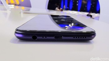 Realme 5 menggunakan port micro USB. Foto: detikINET/Anggoro Suryo Jati