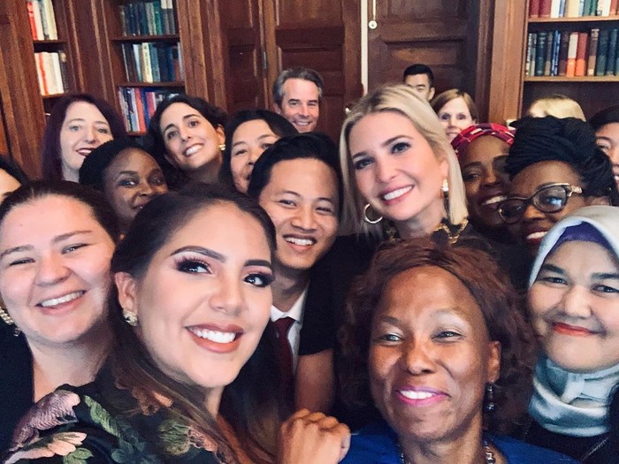 Bupati Trenggalek Mochamad Nur Arifin alias Mas Ipin eksis di Instagram Ivanka Trump. (Foto: Instagram/@ivankatrump) Bupati Trenggalek Mochamad Nur Arifin alias Mas Ipin eksis di Instagram Ivanka Trump. (Foto: Instagram/@ivankatrump)