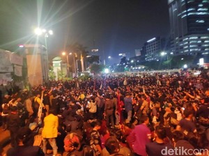 Lebih Dari 6 Jam, Mahasiswa Masih Bertahan di Depan DPR