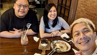 Berada di restoran dengan nuansa serba coklat, ini pose makan Aida dan Delon bersama satu temannya. Ups, Aida dan Delon lagi-lagi kompak mengenai baju warna putih. Foto: Instagram @aimutz