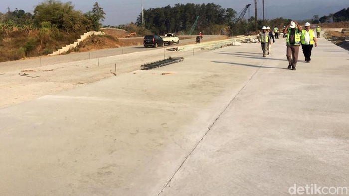 Pembangunan Tol Cileunyi-Sumedang-Dawuan (Cisumdawu) sepanjang 61,5 kilometer (km) ditargetkan rampung akhir tahun 2020. Namun, Seksi VI Jalan Tol Cisumdawu sepanjang 6 km yang merupakan akses langsung ke Bandara Internasional Jawa Barat (BIJB) hingga saat ini masih progres pembebasan lahan.