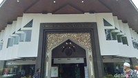 Inilah Masjid Al Ukhuwah di Bandung. Letaknya di Jalan Wastukencana, persis di seberang Balai Kota Bandung. Dahulu di sini berdiri Gedung Setan. (Dony Indra Ramadhan/detikcom)