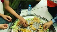  Imam selalu senang kala menikmati momen makan bersama.Kali ini ia dan keluarganya makan nasi goreng yang disajikan di atas nampan alumunium. Seru! Foto: instagram Imam Nahrawi