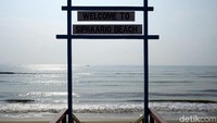 Jadi jangan bingung kalau melihat papan nama Welcome to Sipakario Beach di pantai ini. Karena berlokasi di Kelurahan Nipah-nipah, maka pantai ini disebut juga Pantai Nipah-nipah. (Wahyu Setyo/detikcom)