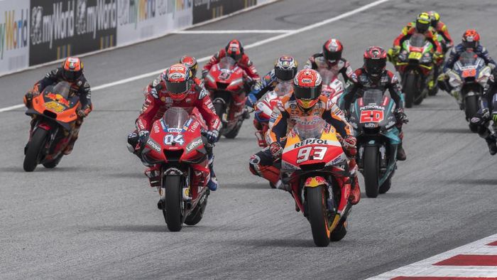 SPIELBERG, AUSTRIA - AUGUST 11: The MotoGP riders start from the grid during the MotoGP race during the MotoGp of Austria - Race at Red Bull Ring on August 11, 2019 in Spielberg, Austria. (Photo by Mirco Lazzari gp/Getty Images)
