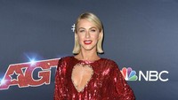 Julianne Hough terlihat seksi menawan dengan dress merah berbelahan tinggi. Frazer Harrison/Getty Images