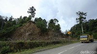 Papan penanda jalan pun terlilhat di sisi kanan maupun kiri di jalan tersebut.