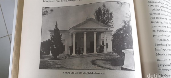 Begini penampakan asli Loji Saint Jan di zaman dulu. Potret ini bisa dilihat di buku Okultisme di Bandoeng Doloe. (Dony Indra Ramadhan/detikcom) Begini penampakan asli Loji Saint Jan di zaman dulu. Potret ini bisa dilihat di buku Okultisme di Bandoeng Doloe. (Dony Indra Ramadhan/detikcom)