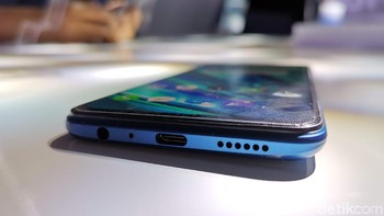 Sementara Realme 5 Pro memakai port USB-C. Foto: detikINET/Anggoro Suryo Jati
