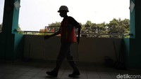 Kegiatan memasang penyaring udara di SDN Cilincing 04 Pagi itu pun telah dilakukan sejak pagi.