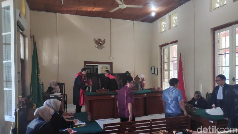 Eks Sekretaris KPU Makassar Didakwa Korupsi Rp 6,4 Miliar Eks Sekretaris KPU Makassar Didakwa Korupsi Rp 6,4 Miliar