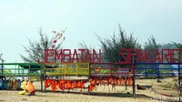 Pantai ini dikelola oleh swadaya masyarakat sejak 2 tahun terakhir. Untuk berfoto di spot-spot kekinian dikenakan biaya yang murah meriah. (Wahyu Setyo/detikcom)