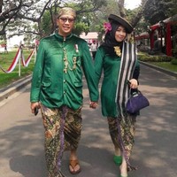 Dikenal sebagai desainer, Obib Nahrawi pun merancang busana khusus untuk dirinya dan sang suami Imam Nahrawi dalam rangka HUT RI ke-73 pada 2018. Obib dan Imam memakai busana adat Kudus. Obib tampak memakai topi yang dibuat dari tampah ukuran kecil. Foto: Dok. Instagram @Obib_Nahrawi