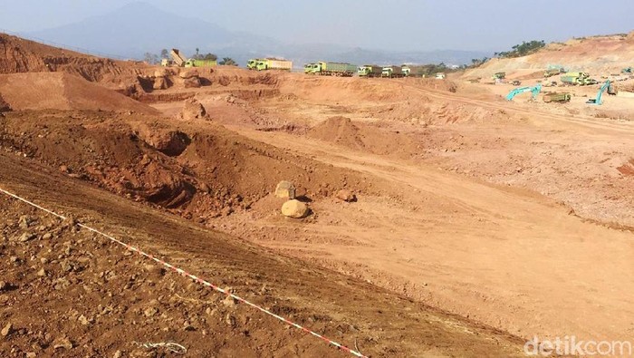 Pembangunan Tol Cileunyi-Sumedang-Dawuan (Cisumdawu) sepanjang 61,5 kilometer (km) ditargetkan rampung akhir tahun 2020. Namun, Seksi VI Jalan Tol Cisumdawu sepanjang 6 km yang merupakan akses langsung ke Bandara Internasional Jawa Barat (BIJB) hingga saat ini masih progres pembebasan lahan.