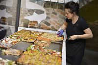 Kini Makin Banyak Restoran Memotong Pizza dengan Gunting