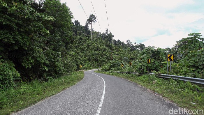 Pembangunan yang merata di seluruh wilayah terus dilakukan, tak kecuali di pulau terluar Indonesia. Hal itu terlihat dari mulusnya jalan di Pulau Simeulue, Aceh.