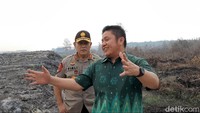 Lokasi kebakaran terlihat cukup luas dan berada tepat di sebelah perusahaan tebu PT Dinamika Graha Sarana (DGS). Lahan itu disebut sudah terbakar beberapa hari lalu. Di lokasi tersebut, Herman dan rombongan sempat menerima laporan dari Satgas Karhutla.