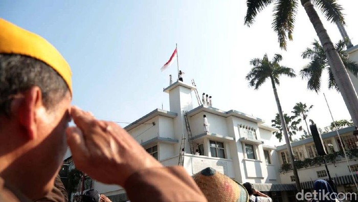 Pemkot Surabaya menggelar acara refleksi perobekan bendera Belanda di Hotel Majapahit, Surabaya, Kamis (19/9). Begini momennya.