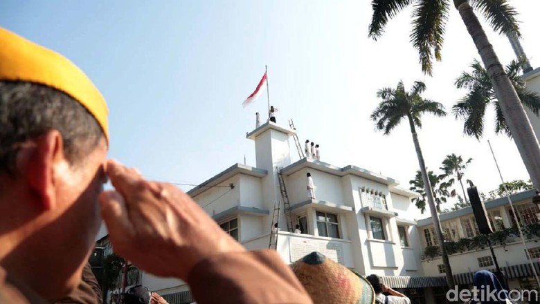 Begini Momen Perobekan Bendera Belanda di Surabaya Pemkot Surabaya menggelar acara refleksi perobekan bendera Belanda di Hotel Majapahit, Surabaya, Kamis (19/9). Begini momennya.
