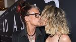 Jangan Iri! Steven Tyler Cium Pacarnya yang 41 Tahun Lebih Muda