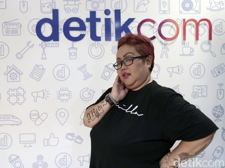 Bude Sumiyati, Antara Bidadari dan Danilla Riyadi