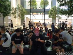 Rela Begadang Demi iPhone 11 di Singapura
