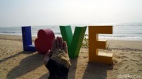 Pantai ini sangat digemari oleh anak-anak muda setempat. Tak jarang pengunjung dari luar kota pun main ke pantai ini. (Wahyu Setyo/detikcom)