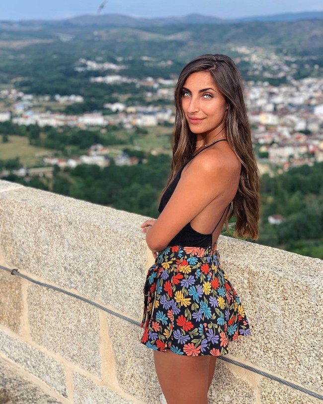 Wanita berusia 25 tahun ini kerap berbagi aktivitasnya di Instagram. Sara tampil dengan gayanya yang seksi dalam balutan bikini saat berenang di kolam, berpose di kursi untuk berjemur, bahkan di resor mewah. Foto: Instagram