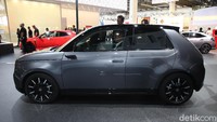 Mobil tidak memiliki spion besar di bagian samping. Spion digantikan oleh teknologi kamera. Fitur ini merupakan yang pertama dipasang di segmen mobil compact.