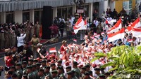 Acara tersebut juga diikuti oleh perwakilan siswa-siswi sekolah dasar dan sekolah menengah pertama. Serta dihadiri oleh legiun veteran di Surabaya. 