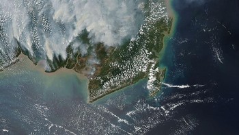 Moderate Resolution Imaging Spectroradiometer (MODIS) dari Satelit Aqua milik NASA memotret Kalimantan pada tanggal 15 September 2015. Hanya Kalimantan Selatan yang agak mendingan (dok NASA)