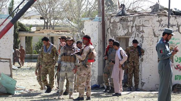 Otoritas keamanan Afghanistan berjaga di sekitar lokasi ledakan bom truk