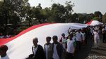 Potret Aksi Membentangkan Bendera Merah Putih Raksasa di Depan Istana