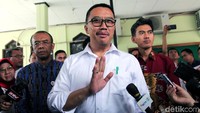 Dia datang tak lama setelah Presiden Joko Widodo (Jokowi) mengatakan telah menerima surat pengunduran diri Imam dari posisi Menpora karena berstatus tersangka KPK.