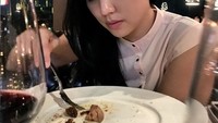 Tak ditemani Delon, gaya makan Aida yang satu ini nampak begitu lesu ya? Foto: Instagram @aimutz