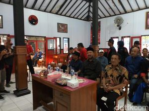 Diantar Reog dan Gajah-gajahan, Ipong Datangi Kantor PDIP Ponorogo