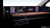 Dasbornya pasti bikin ngiler ya? Ada 5 layar digital yang lebar dilengkapi dengan sistem infotainment yang terkoneksi. Layar yang paling besar berukuran 12,3 inci.