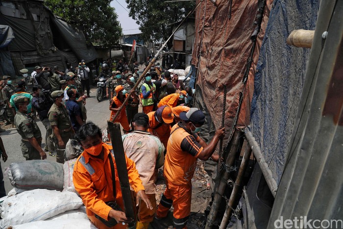 Akhirnya Pabrik Arang Penyebab Polusi Di Cilincing Dibongkar