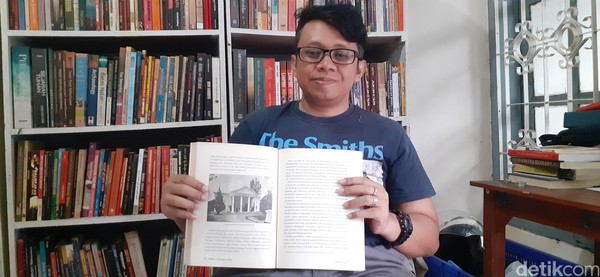 Menurut Ariono Wahyu, anggota komunitas Aleut, Loji Saint Jan mulai hancur pada saat masa-masa pendudukan Jepang. Banyak anggota komunitas Freemason yang dibunuh dan dirampas kekayaannya. (Dony Indra Ramadhan/detikcom) Menurut Ariono Wahyu, anggota komunitas Aleut, Loji Saint Jan mulai hancur pada saat masa-masa pendudukan Jepang. Banyak anggota komunitas Freemason yang dibunuh dan dirampas kekayaannya. (Dony Indra Ramadhan/detikcom)
