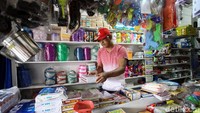 Total ada sekitar Rp 25 juta hutang yang harus dibayarkan Taufik kepada agen tempat ia belanja keperluan toko sebelum dijarah tersebut. Ia pun kemudian mengajukan pinjaman ke Bank BRI.