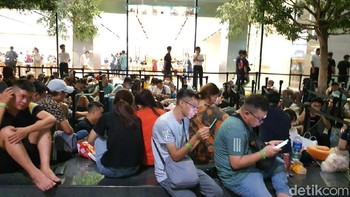 Pihak Apple menyarankan bagi yang tidak bisa masuk dalam antrean ataupun pre-order untuk membeli di toko resminya di Jewel. (Adi Fida Rahman/detikcom)