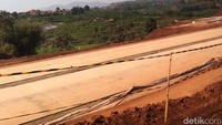 Saat ini Seksi VI Jalan Tol Cisumdawu sepanjang 6 km yang merupakan akses langsung ke Bandara Internasional Jawa Barat (BIJB) masih progres pembebasan lahan.