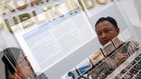 Komisioner Komnas HAM, Choirul Anam (tengah) dan Sandrayati Moniaga (kiri) memberikan keterangan pers terkait rencana pengesahan RUU KUHP di gedung Komnas HAM, Jakarta, Kamis (19/9/2019).