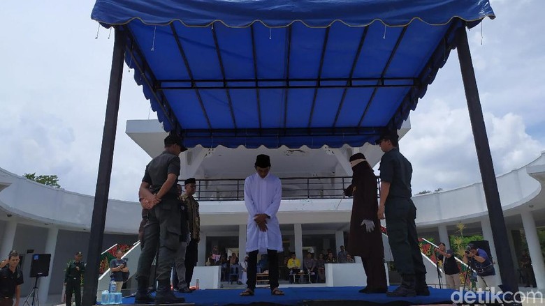 3 Pasangan Mesum di Banda Aceh Dicambuk di Lokasi Wisata 3 Pasangan Mesum di Banda Aceh Dicambuk di Lokasi Wisata