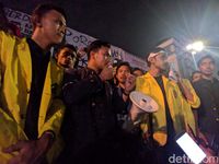 Suasana di luar gerbang gedung DPR